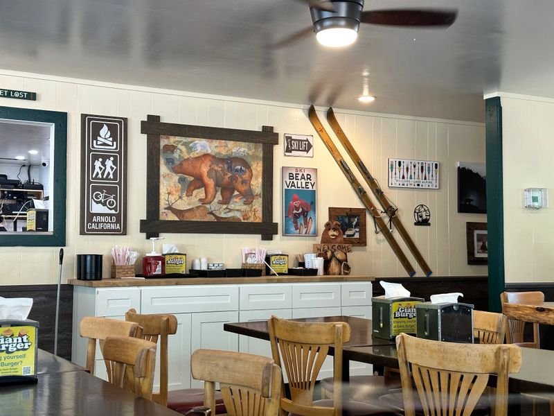 This No-Frills California Diner Is Famous For Its Massive, Over-The-Top Cheeseburgers - Decor Hint A Family-Friendly Atmosphere That Welcomes All Ages