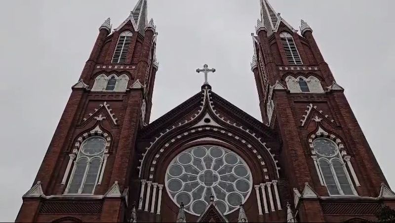 St Joseph Catholic Church In Macon Georgia Looks Like Something From Harry Potter - Decor Hint The Dramatic Rose Window