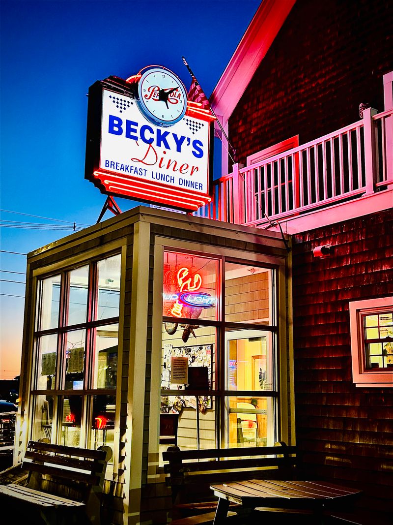 10 Portland, Maine Chowder Bowls Everyone Craves When It’s Cold - Decor Hint Becky's Diner