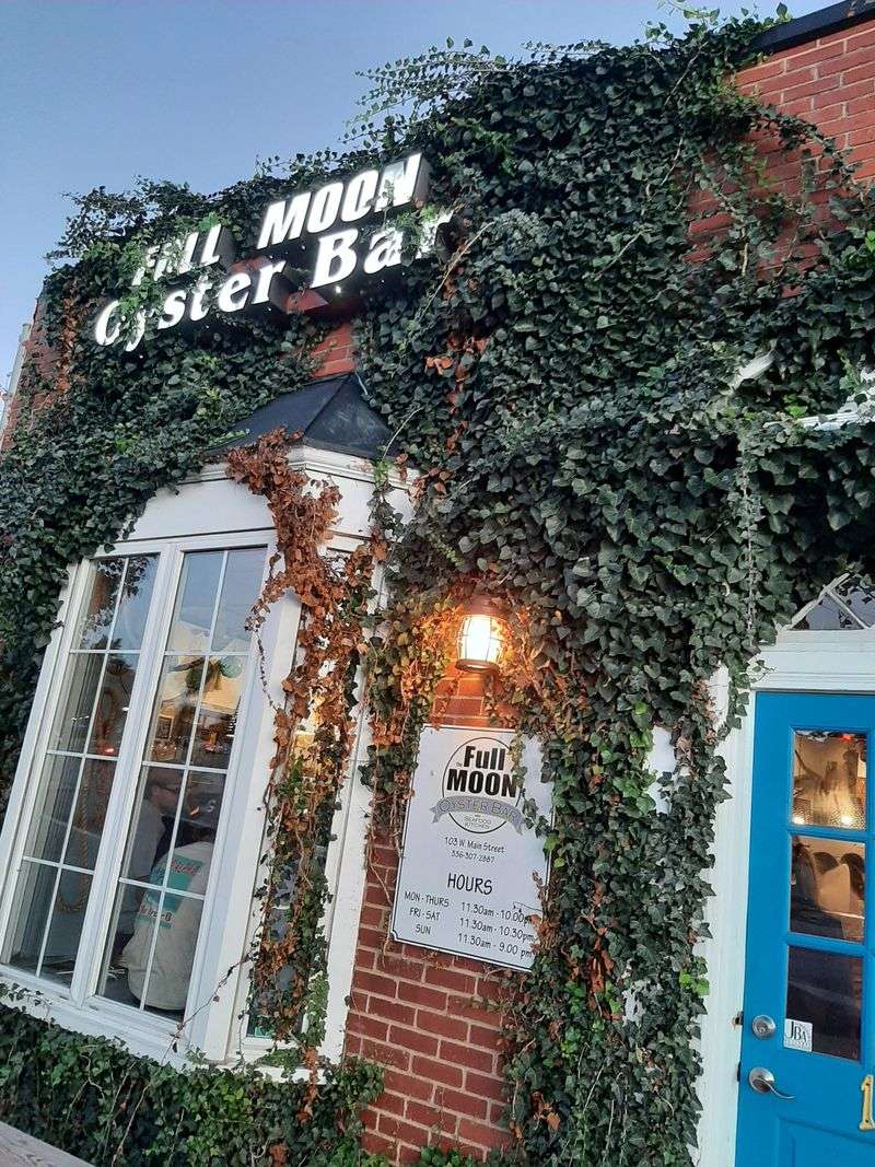 15 Massachusetts Lobster Roll Stands Locals Trust For The Real Thing - Decor Hint The Full Moon Oyster Bar - Jamestown