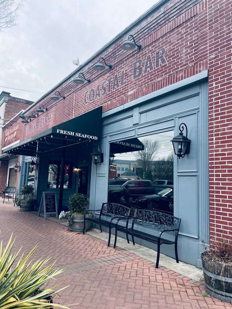 15 Fried-Fish Sandwiches In Atlanta Georgia Locals Swear By - Decor Hint Goin' Coastal Seafood Kitchen