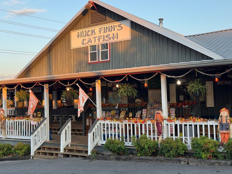 12 Tennessee Catfish Buffets That Send Everyone Home Full - Decor Hint Huck Finn's Catfish
