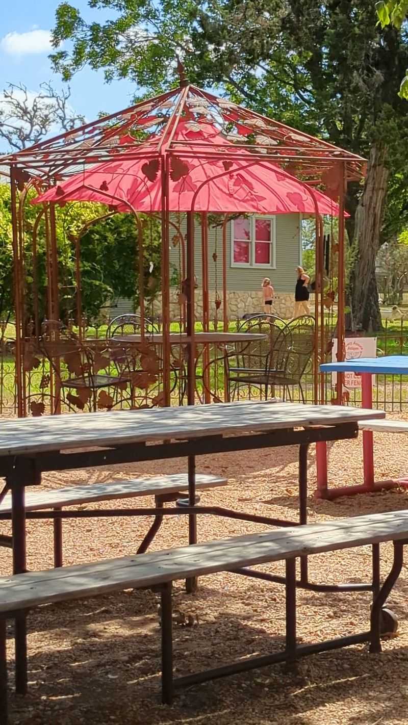 These Georgia Restaurants Show Why Simple Food Is The Best Food - Decor Hint Backyard Bistro