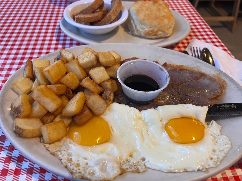 These Iconic North Carolina Foods Are Nearly Gone, According To Locals - Decor Hint Red Eye Gravy