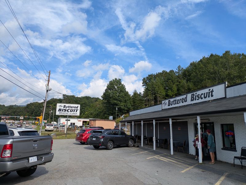 Perfect Location Near Mountain Attractions