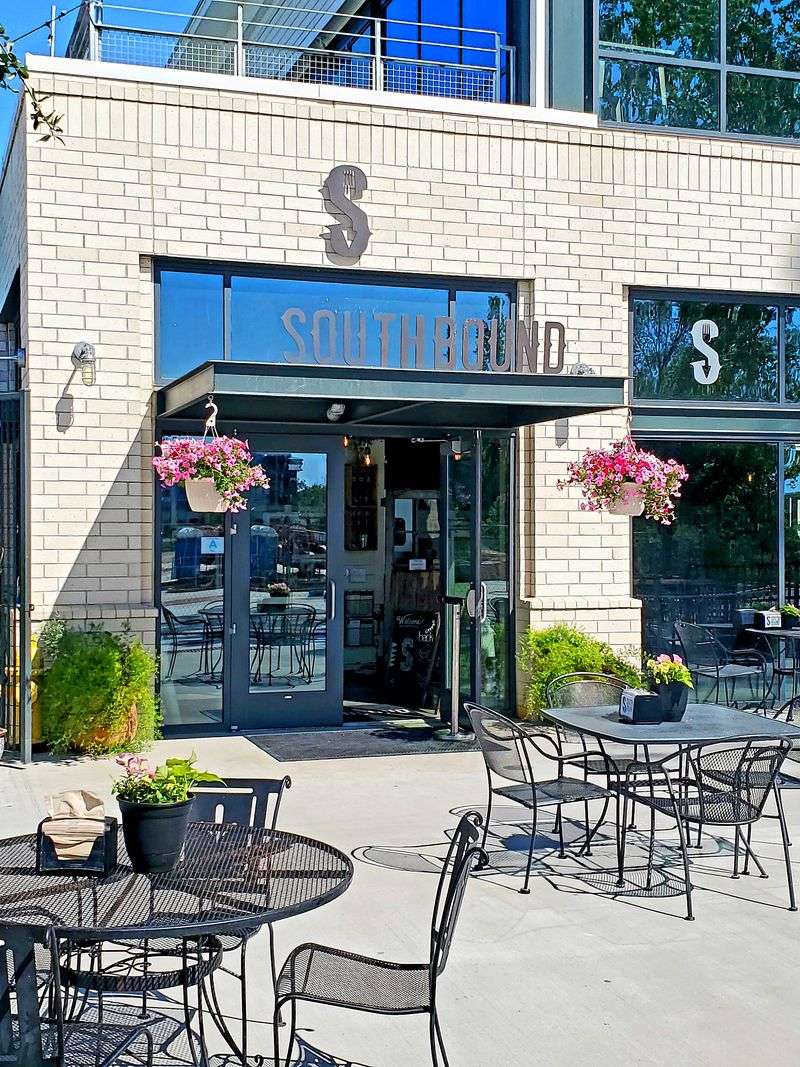 Low-Key Georgia Restaurants That Quietly Serve Incredible Seafood - Decor Hint Southbound Smokehouse & BBQ