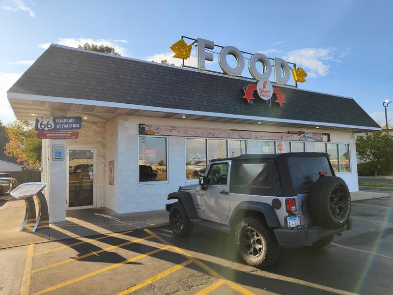 11 Illinois Restaurants That Feel Like Home To Seniors - Decor Hint Cozy Dog Drive In