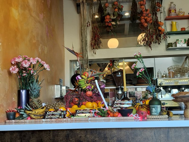 15 Best New Restaurants In Los Angeles, California You Need To Try Right Now - Decor Hint Chainsaw Cafe