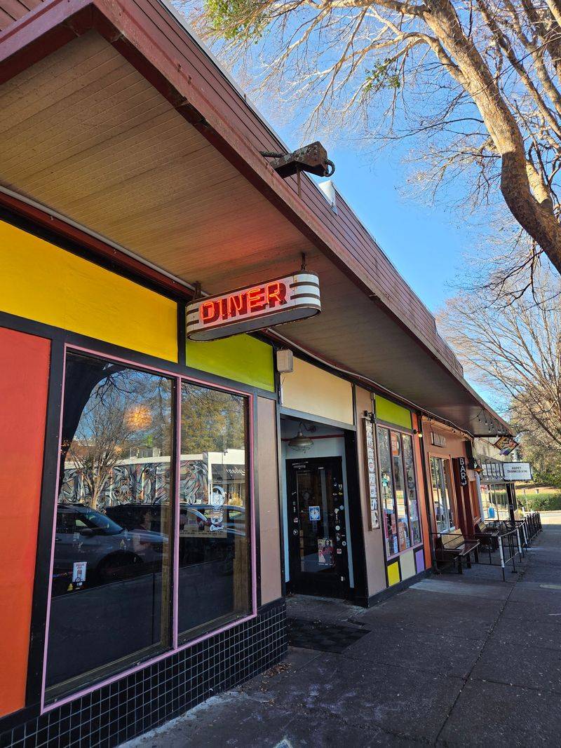 These Georgia Diners Serve The Kind Of Food That Brings Back Memories - Decor Hint Clocked