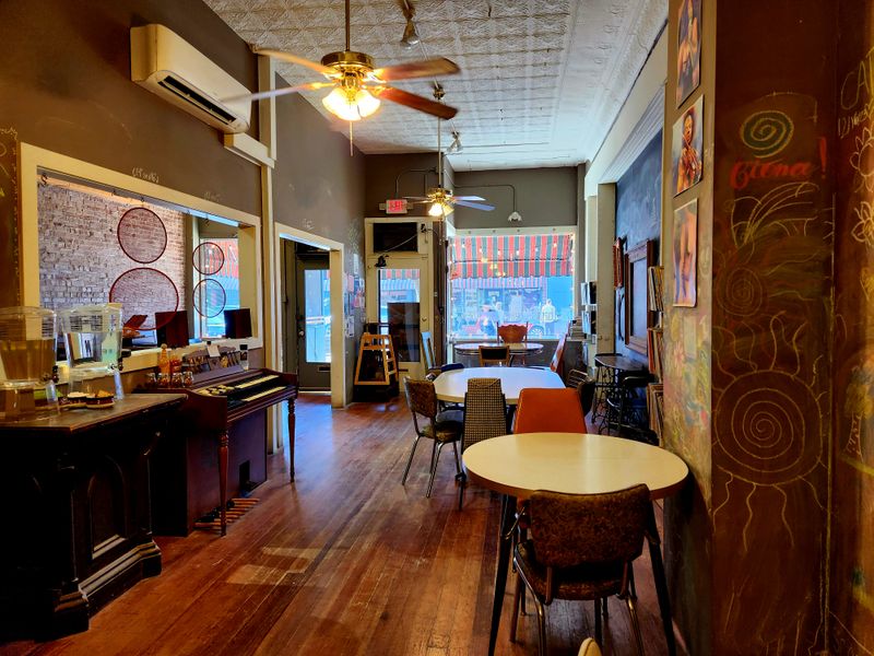 10 Spots Where Illinois Keeps The Deep Dish Tradition Alive - Decor Hint Baked (Pizzas)