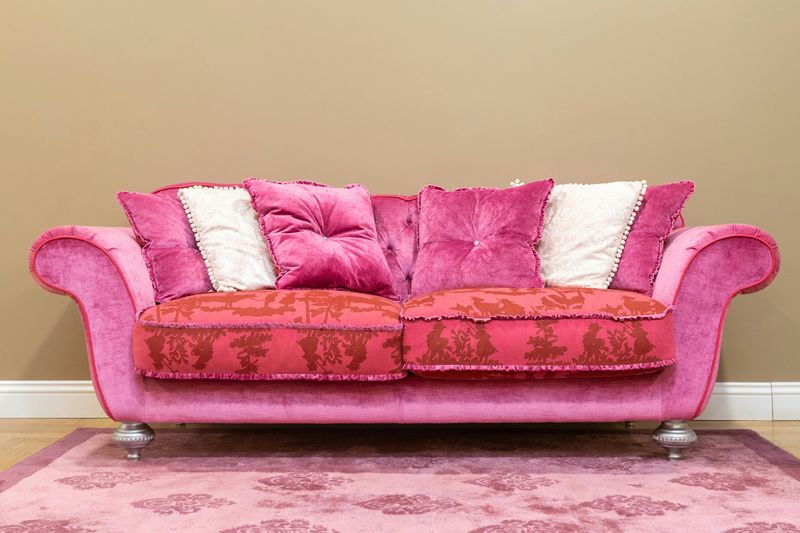 North Carolina Experts Reveal 12 Couch Colors To Avoid - Decor Hint Hot Pink