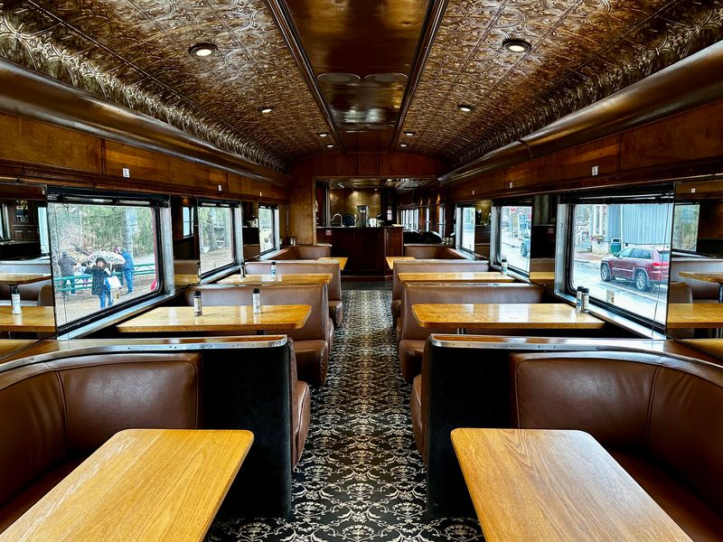 A Scenic Train Journey You'll Never Forget In The Smokies, North Carolina - Decor Hint First-Class Comfort And Dining