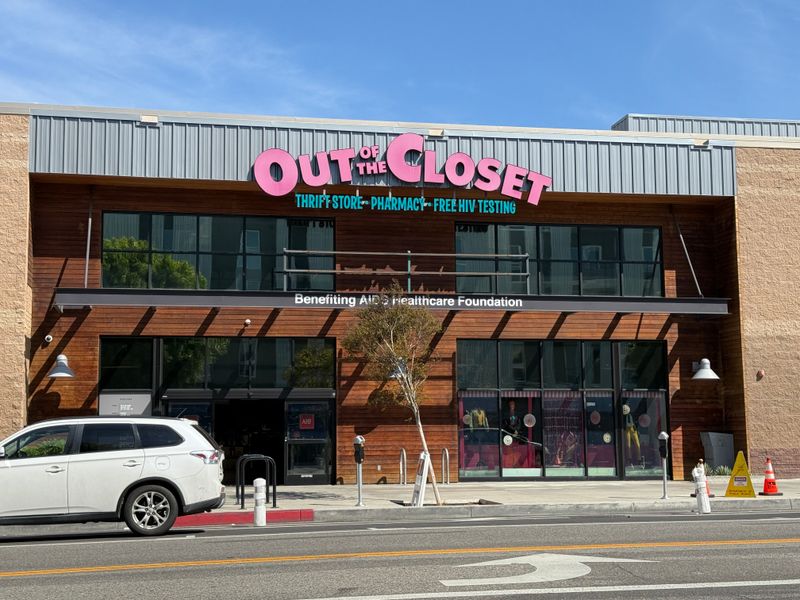 This Massive California Thrift Store Is So Big, Shoppers Say It Takes All Day - Decor Hint Convenient Location In Los Feliz Neighborhood