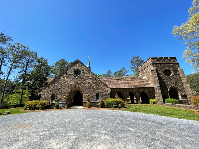 This Stunning College In Georgia Looks Just Like Hogwarts - Decor Hint The Frost Chapel Is A Hidden Gem