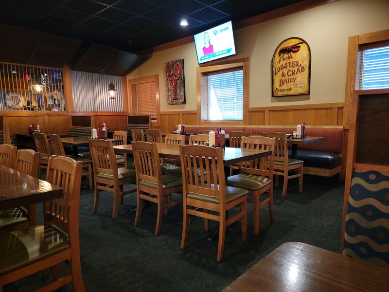 Why This Seafood Restaurant Tops Every North Carolina List - Decor Hint A Full Service Bar That Complements Every Meal