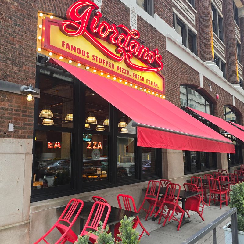 10 Spots Where Illinois Keeps The Deep Dish Tradition Alive - Decor Hint Giordano's