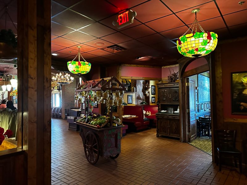 15 Reasons Provino's Italian Restaurant Proves Classic Spaghetti Never Goes Out Of Style In Georgia - Decor Hint Warm Bread Served Before Your Meal Arrives