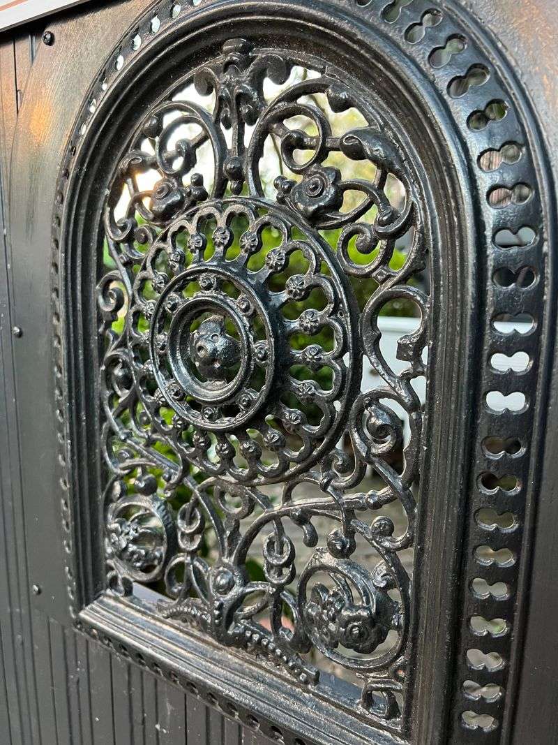 This Exquisitely Preserved Georgia Mansion Is A Masterpiece Of Old-World Southern Elegance - Decor Hint Ornate Plaster Ceiling Medallions