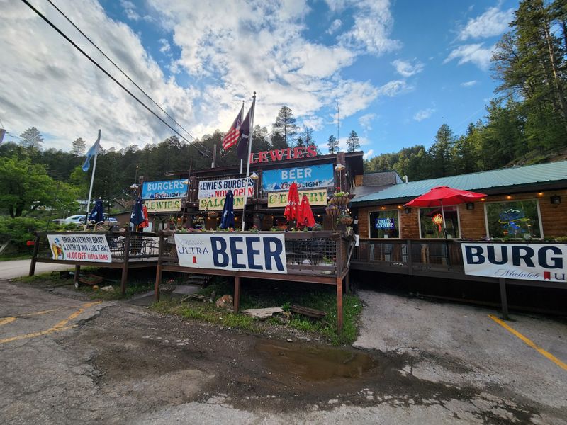 Lewie's Burgers & Brews
