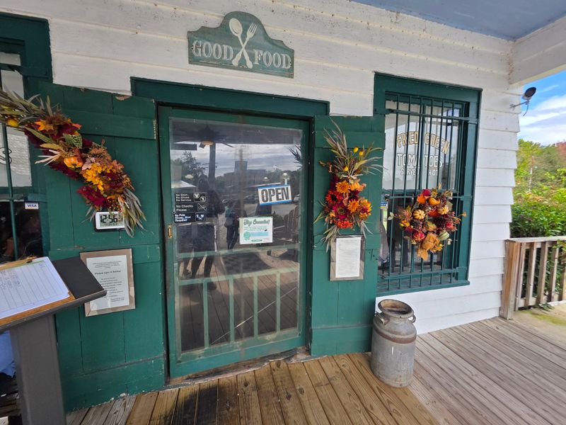 Reasons Food Lovers Drive Across Georgia For The Whistle Stop Cafe - Decor Hint Movie Magic Setting