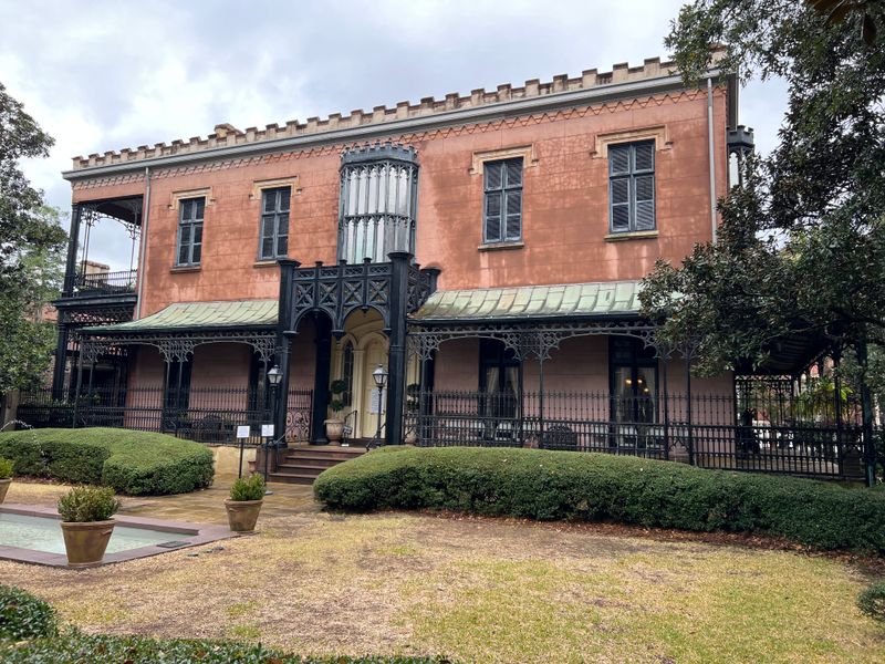 21 Historic Georgia Mansions That Capture The Grandeur Of A Bygone Era - Decor Hint Green-Meldrim House