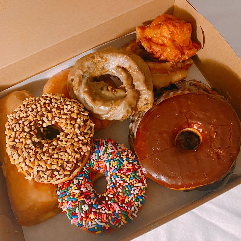 Food Lovers Say These 14 California Doughnut Shops Are Among The Nation's Best - Decor Hint Kettle Glazed Doughnuts