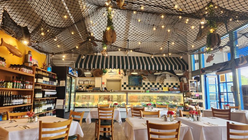 16 California Coastal Seafood Spots Perfect For A Laid-Back Day Trip - Decor Hint Sea Harvest Fish Market & Restaurant