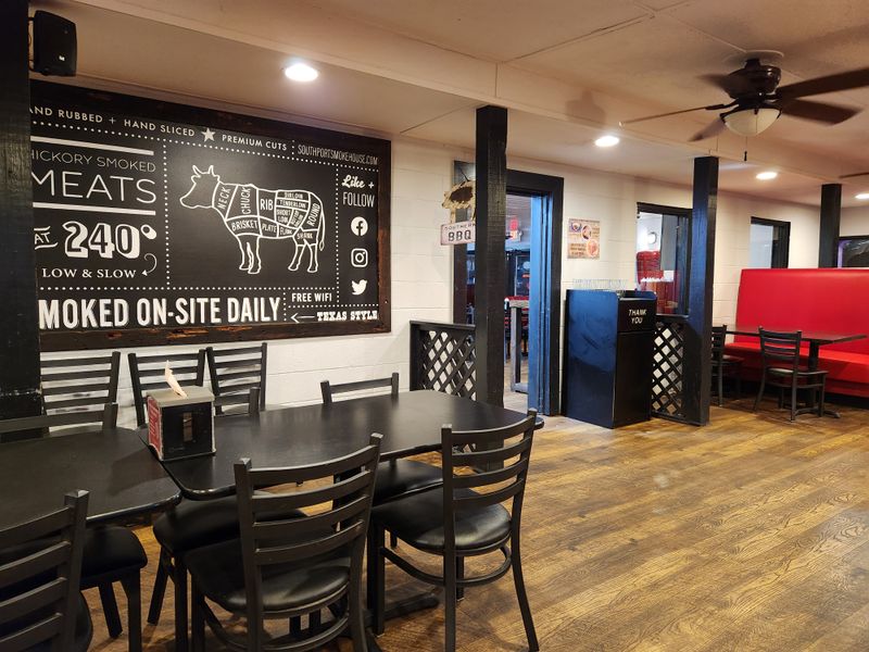 The North Carolina Smokehouse With Brisket You'll Dream About - Decor Hint A Casual Atmosphere Perfect For Everyone