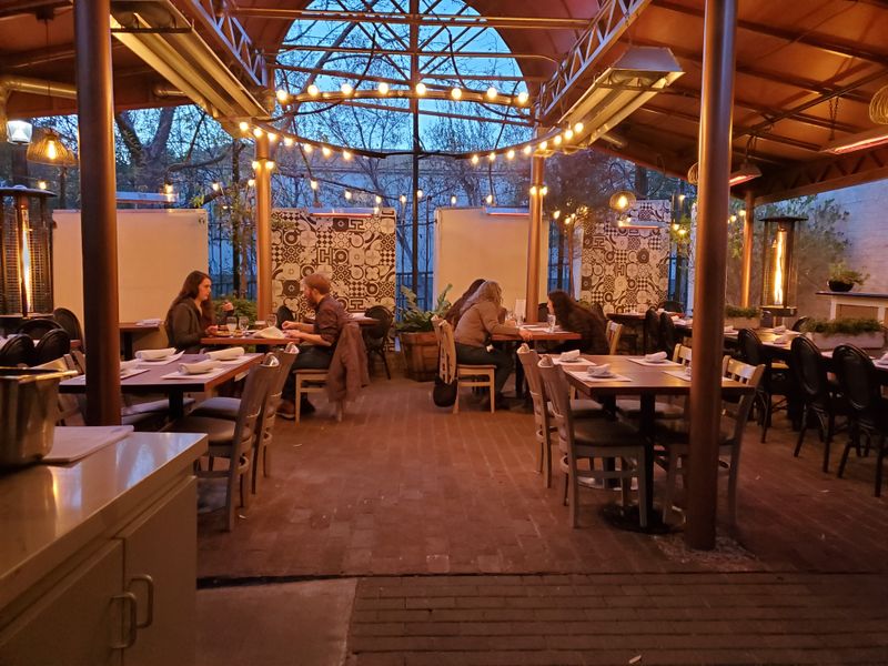 12 California Pizzerias That Loyal Customers Pick Over National Chains - Decor Hint Flour House