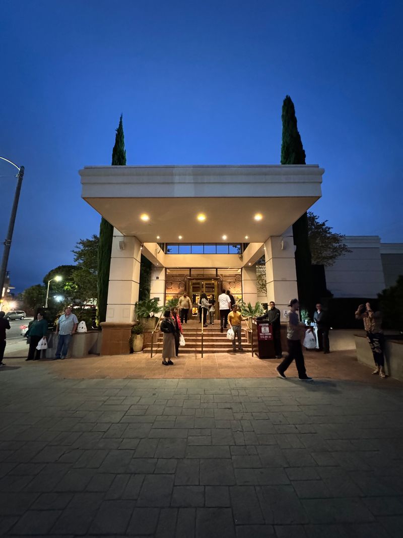 This California Steakhouse Has Been Drawing Long Drives For Prime Rib Dinner For Eight Decades - Decor Hint Creating The Famous Seasoned Salt