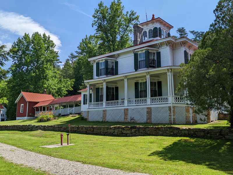 Helen Georgia Is A Tiny Town With A Big Natural Wonder 15 Things You Can't Miss - Decor Hint Hardman Farm Historic Site