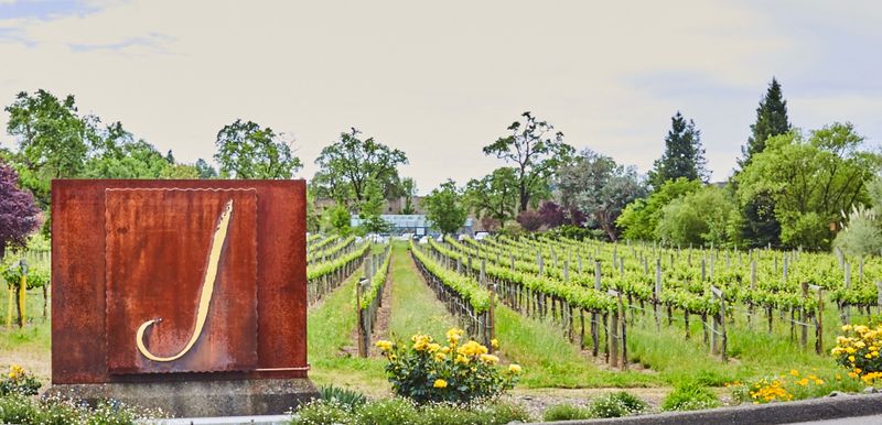 16 Surprisingly Affordable California Getaways That Feel Like Pure Luxury - Decor Hint Healdsburg