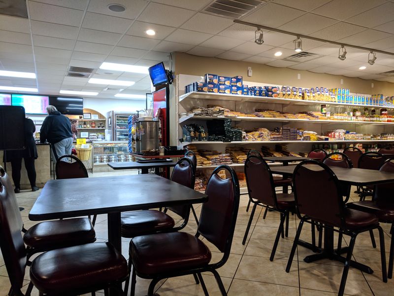 This North Carolina Coastal Spot Quietly Delivers Rustic Italian Bliss - Decor Hint Service That Feels Like Family, Not Fast Food