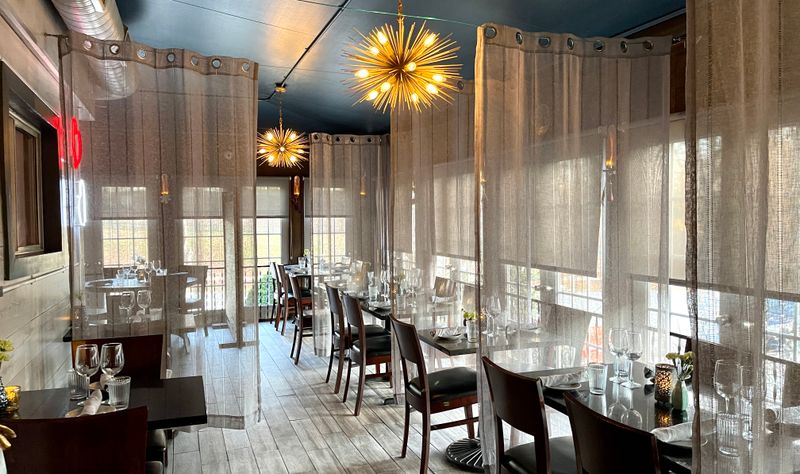 Georgia Lunch Spots Locals Never Get Tired Of Visiting - Decor Hint Poor Calvin's