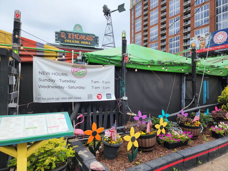 These 13 Georgia Restaurants Prove Some Traditions Should Never Change - Decor Hint R. Thomas Deluxe Grill