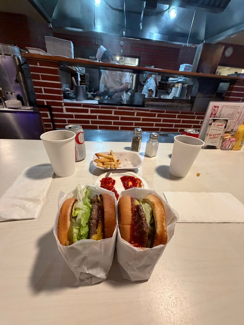 This Classic California Restaurant Is So Loved, Visitors Willingly Travel Miles For Its Burgers - Decor Hint The Steakburger Offers A Milder Alternative