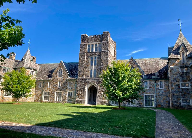 This Stunning College In Georgia Looks Just Like Hogwarts - Decor Hint World's Largest College Campus