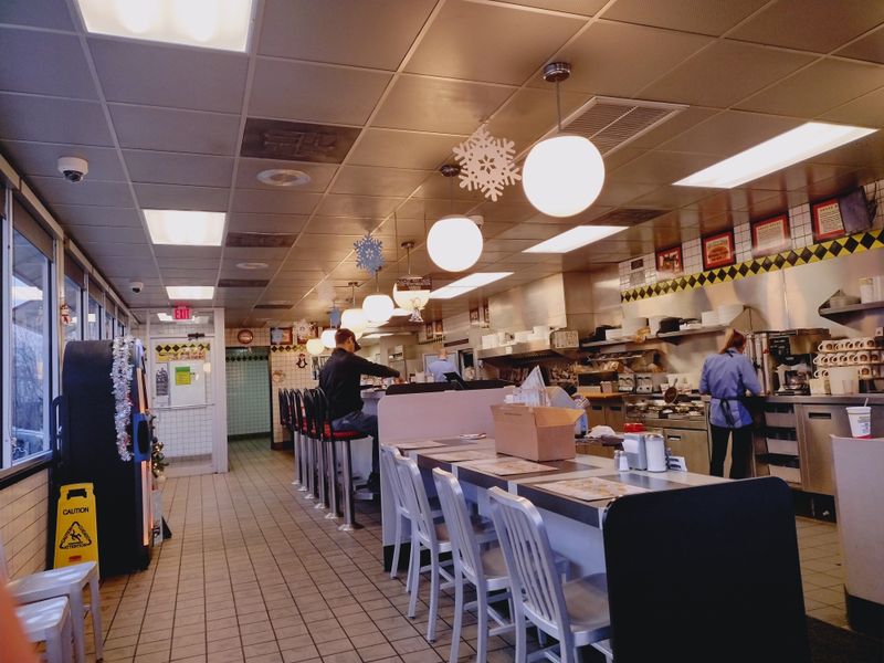The Enduring Love For Waffle House Among Scranton, Pennsylvania Locals Explained - Decor Hint Speed With A Smile