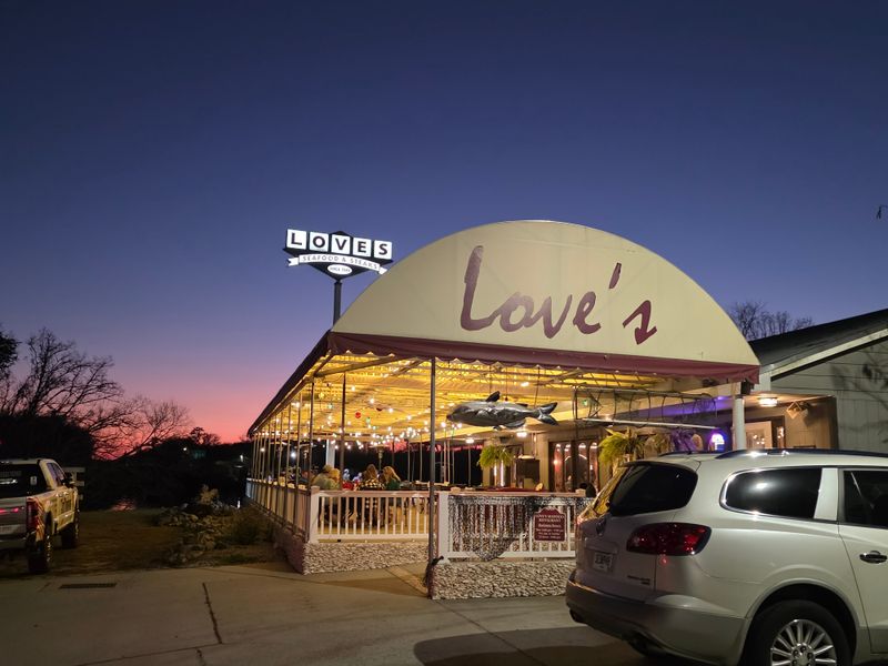 These 16 Savannah, Georgia Restaurants Turn Seafood Boils Into A Summer Tradition - Decor Hint Love's Seafood & Steaks