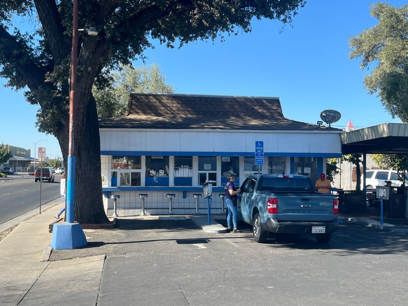 This California Restaurant Is Quietly Famous For Its Onion Rings - Decor Hint A Family Treasure Operating Since The 1950s