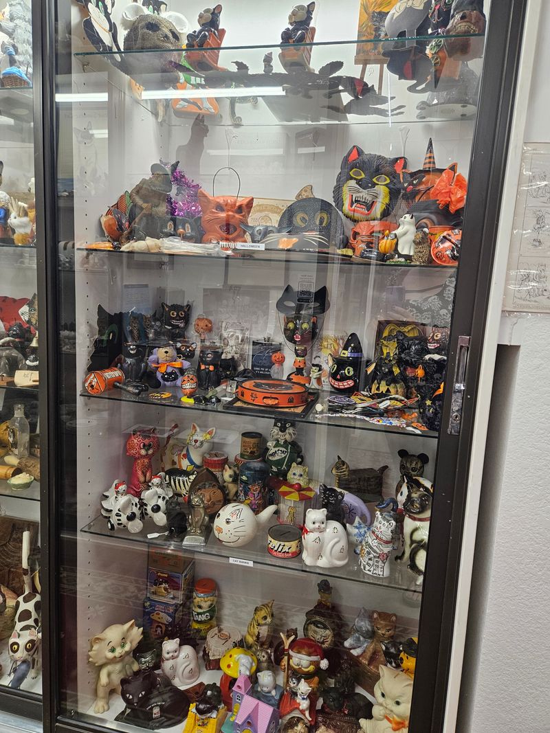 A Surprisingly Charming Cat Museum Is Hiding In North Carolina - Decor Hint Vintage Halloween And Seasonal Cat Decorations