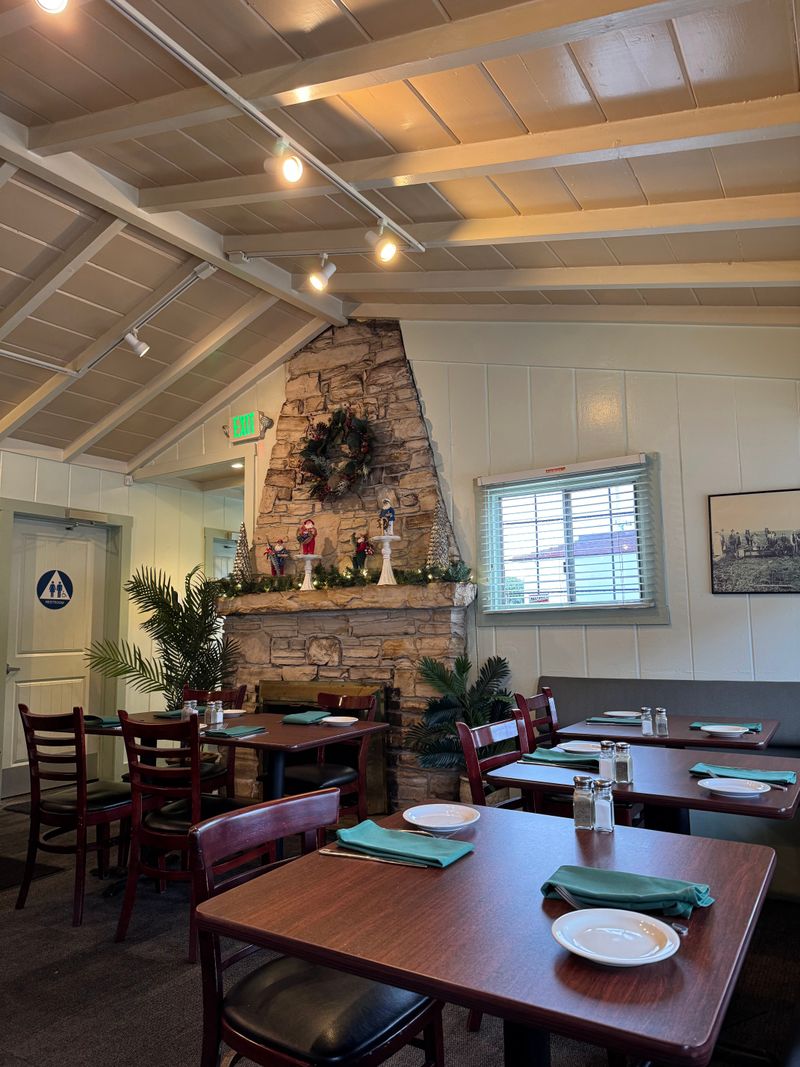 16 California Coastal Seafood Spots Perfect For A Laid-Back Day Trip - Decor Hint Monterey Fish House