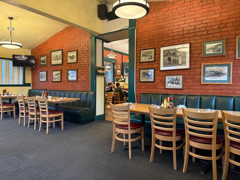 17 Montana Catfish Joints Where Locals Gather For Big Portions And Bold Flavor - Decor Hint River City Grill