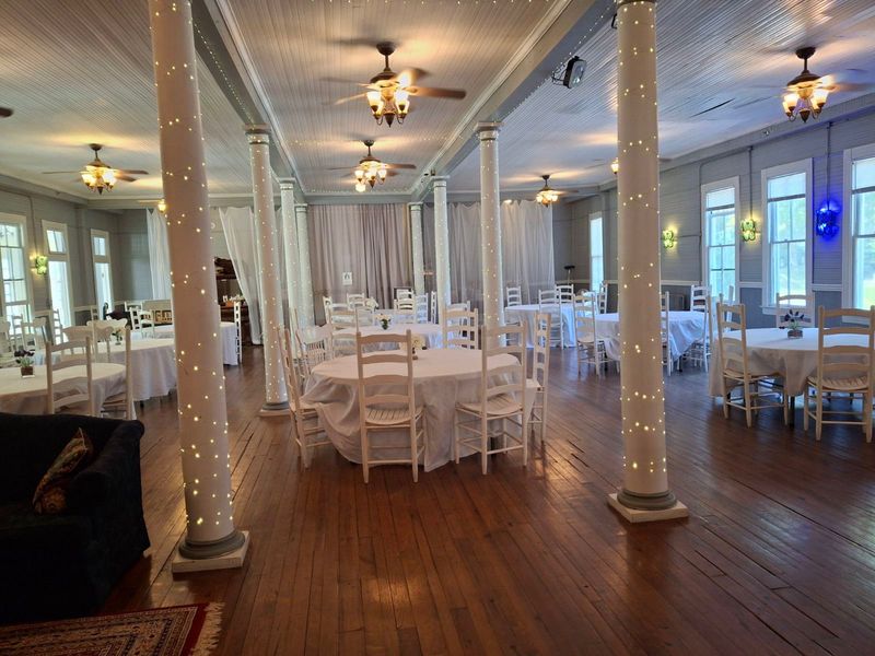 Wedding And Event Venue With 50 Rooms And 21 Acres