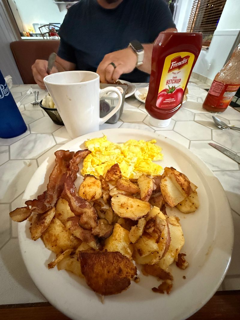 If You Ask A Georgia Local Where To Eat, This Is The List 14 Food Spots They Love - Decor Hint Peggy's