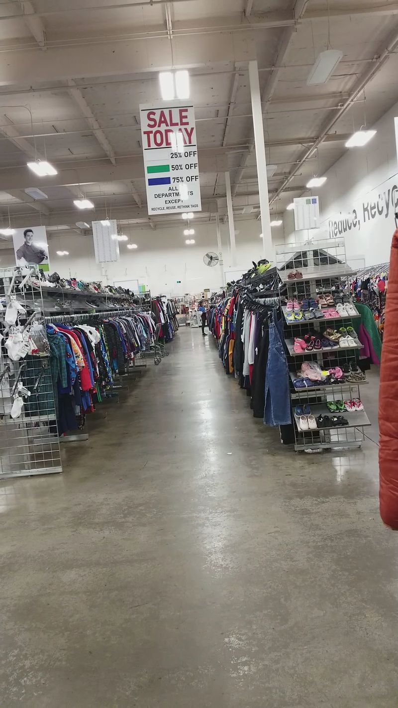 This 39,000-Square-Foot Sacramento, California Thrift Store Is Packed With Endless Secondhand Finds - Decor Hint Color-Tag Deals And Deep Discounts