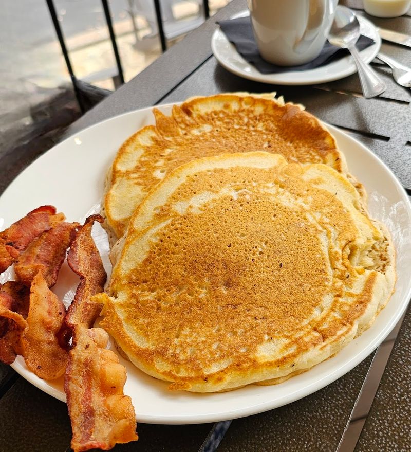 There's A Hidden Gem Eatery Inside Georgia's Premier Golf Resort In Braselton - Decor Hint Breakfast That Actually Starts the Day Right