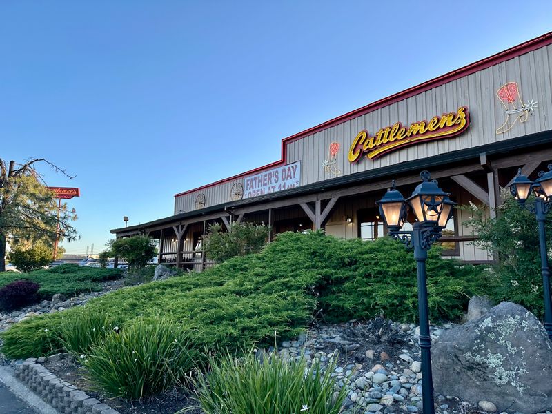 This Middle-Of-Nowhere California Restaurant Has Steaks People Will Drive Hours For - Decor Hint Convenient Location Near Major Attractions and Highways