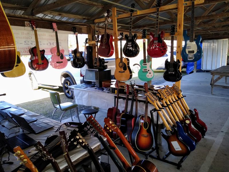 The Enormous Indoor Flea Market In Georgia That'll Make Your Treasure-Hunting Dreams Come True - Decor Hint Family-Friendly Atmosphere