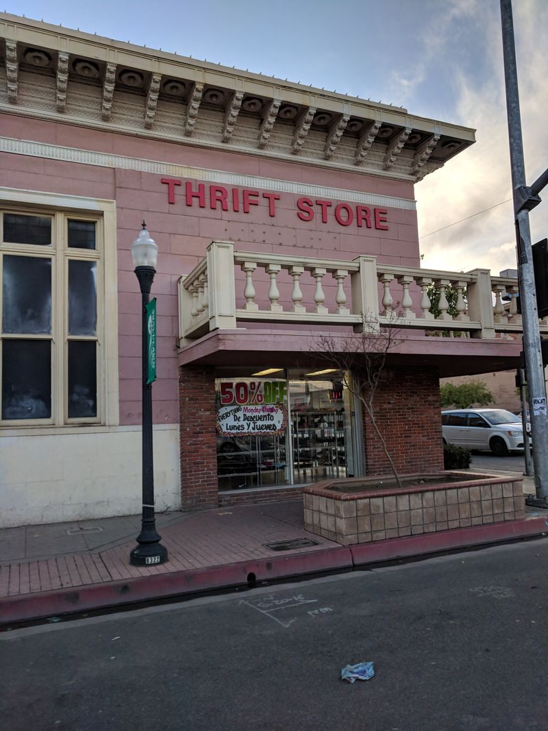 These Enormous California Thrift Shops Turn A Road Trip Into A Treasure Hunt - Decor Hint Thrift Store Outlet (Madera)